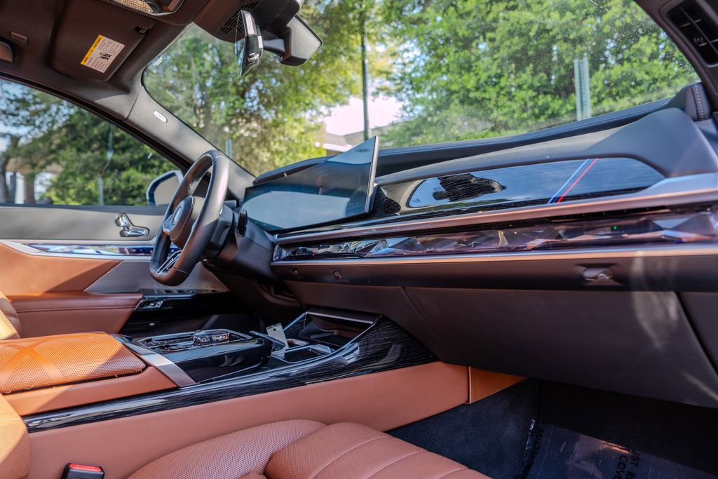Used 2024 BMW i7 xDrive60 image 25