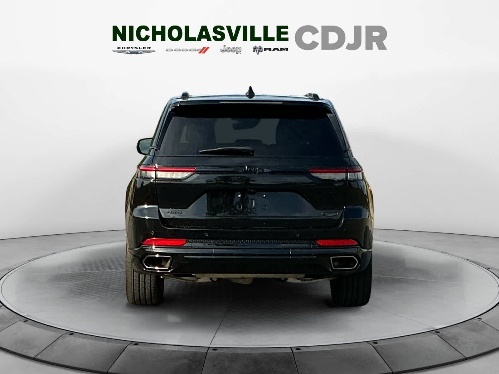 Used 2025 Jeep Grand Cherokee Summit w/ Obsidian Package AWD/4WD image 4