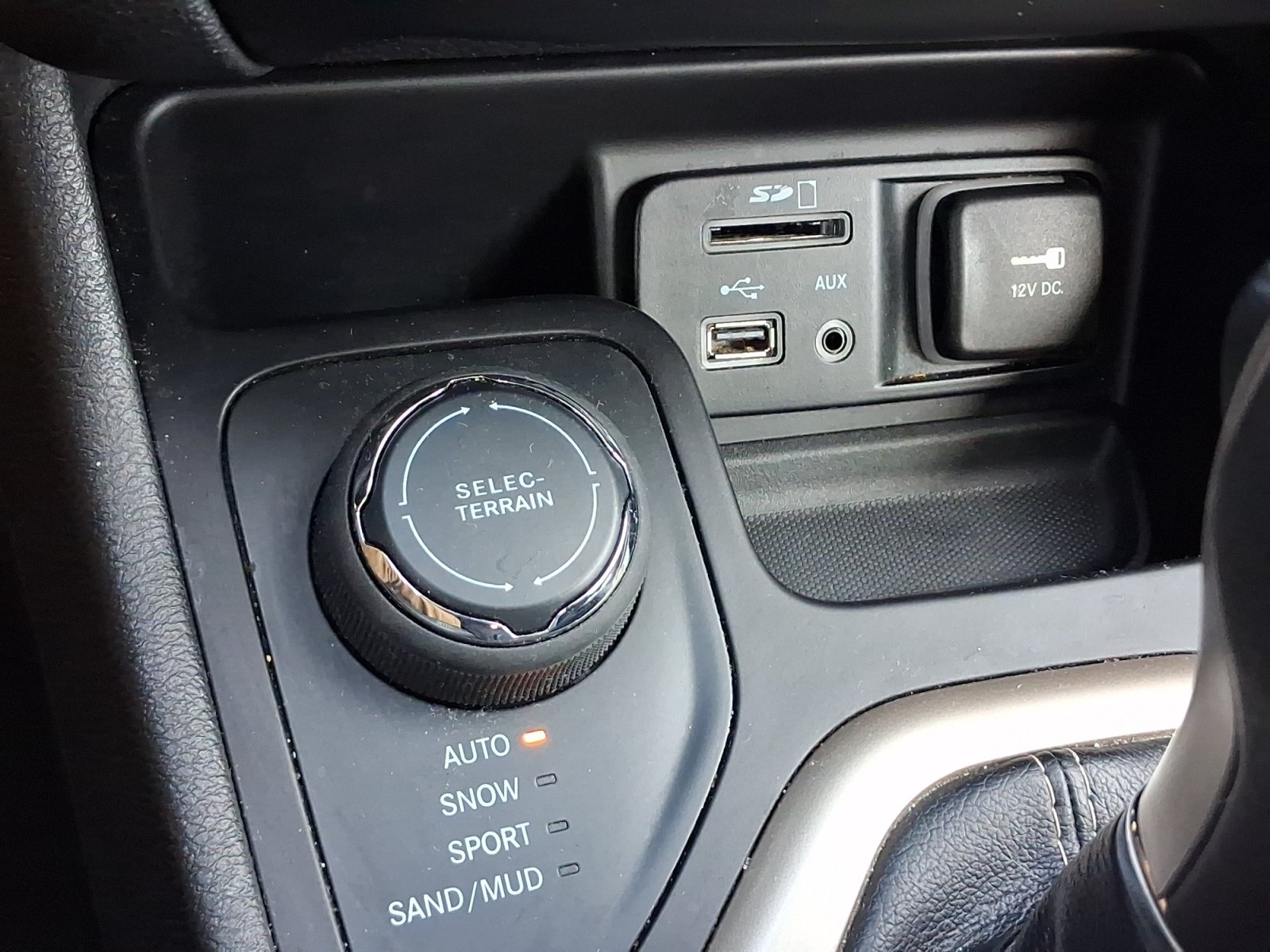 Used 2015 Jeep Cherokee Limited w/ Luxury Group AWD/4WD image 28
