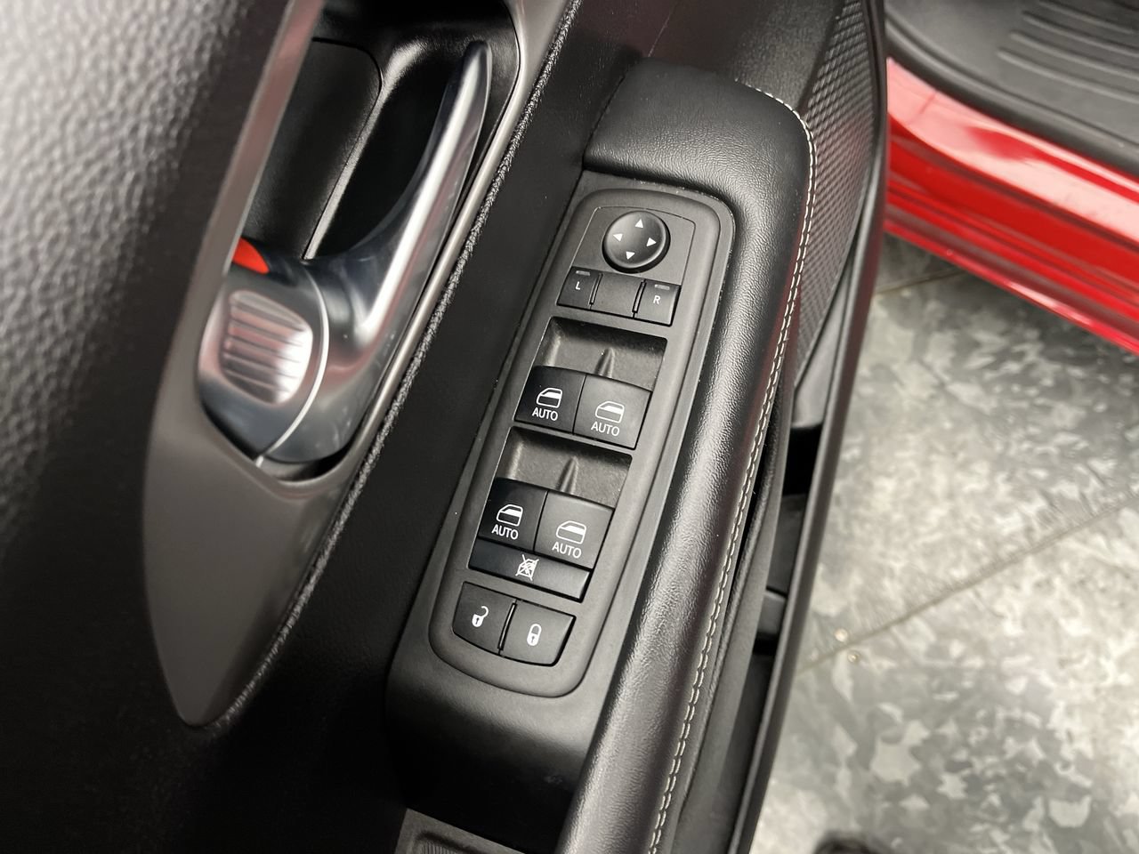 Used 2025 Chrysler Pacifica Select FWD image 8