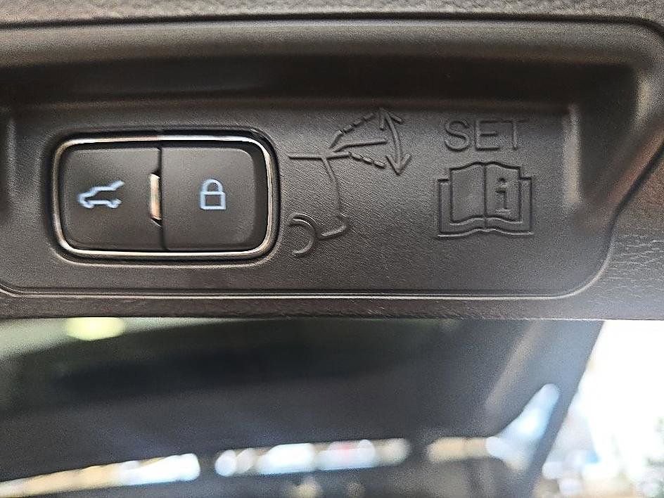 Used 2021 Ford Explorer Limited AWD/4WD image 33