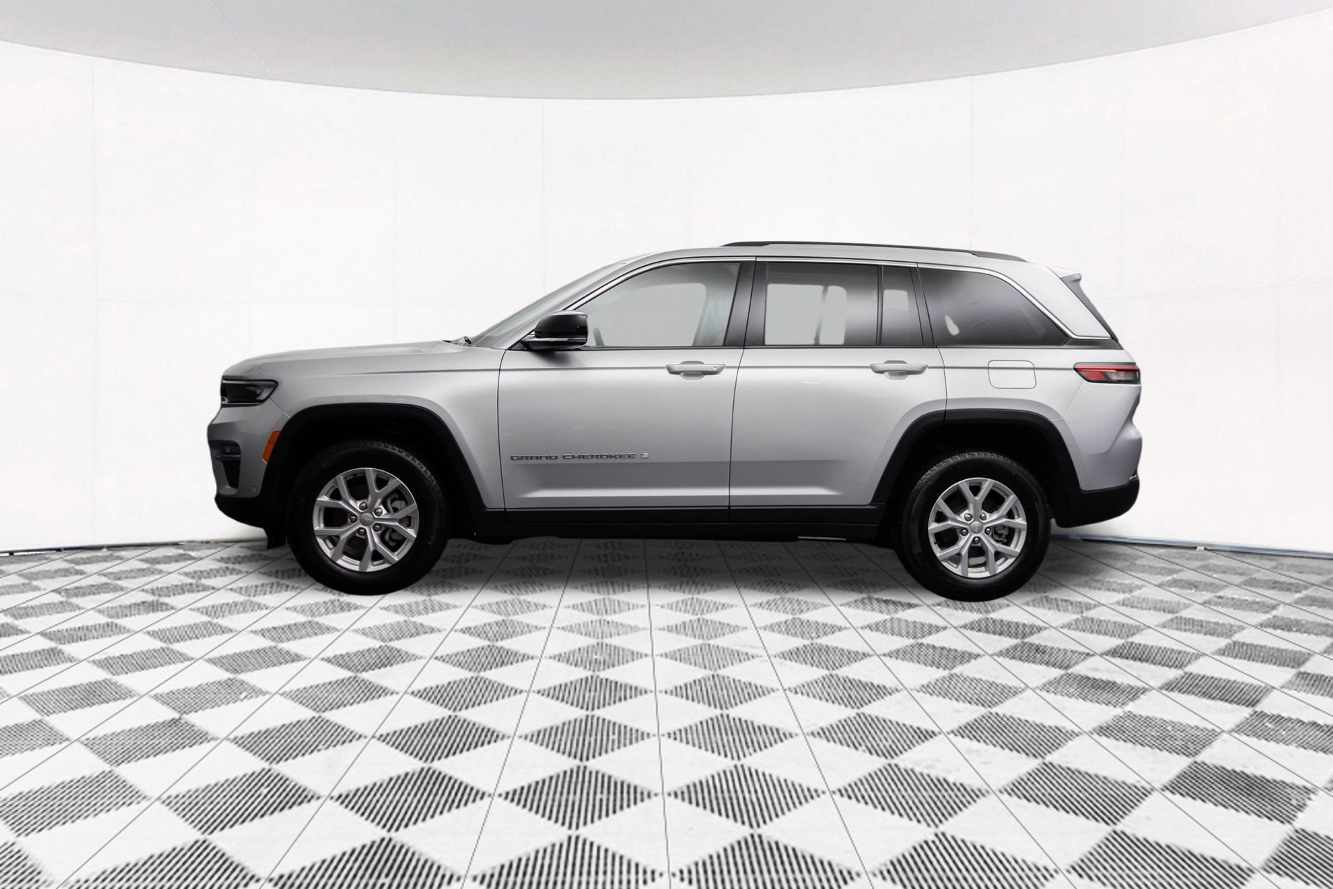 Used 2023 Jeep Grand Cherokee Limited w/ Luxury Tech Group II AWD/4WD image 6