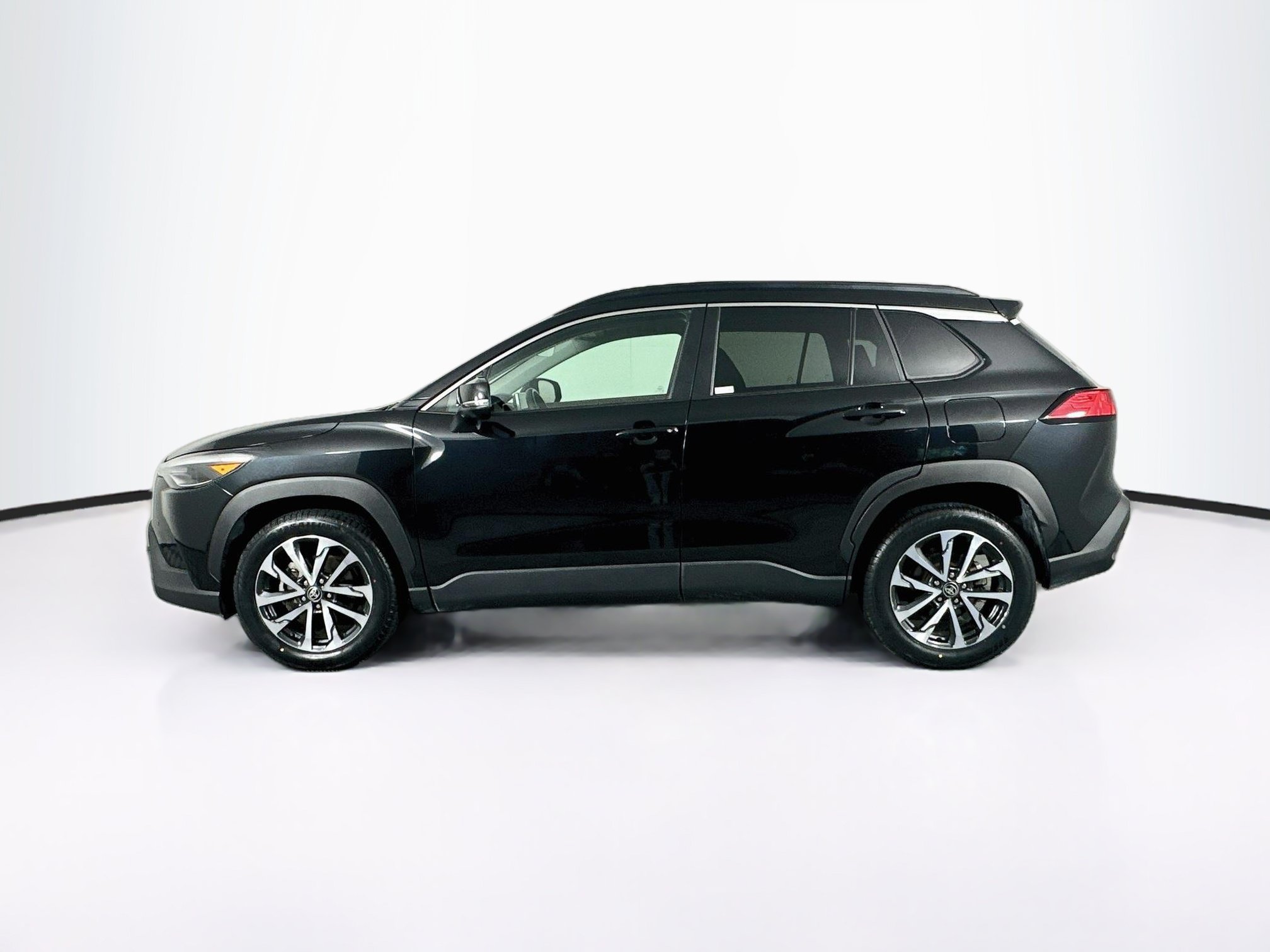 Used 2025 Toyota Corolla Cross XLE FWD image 4