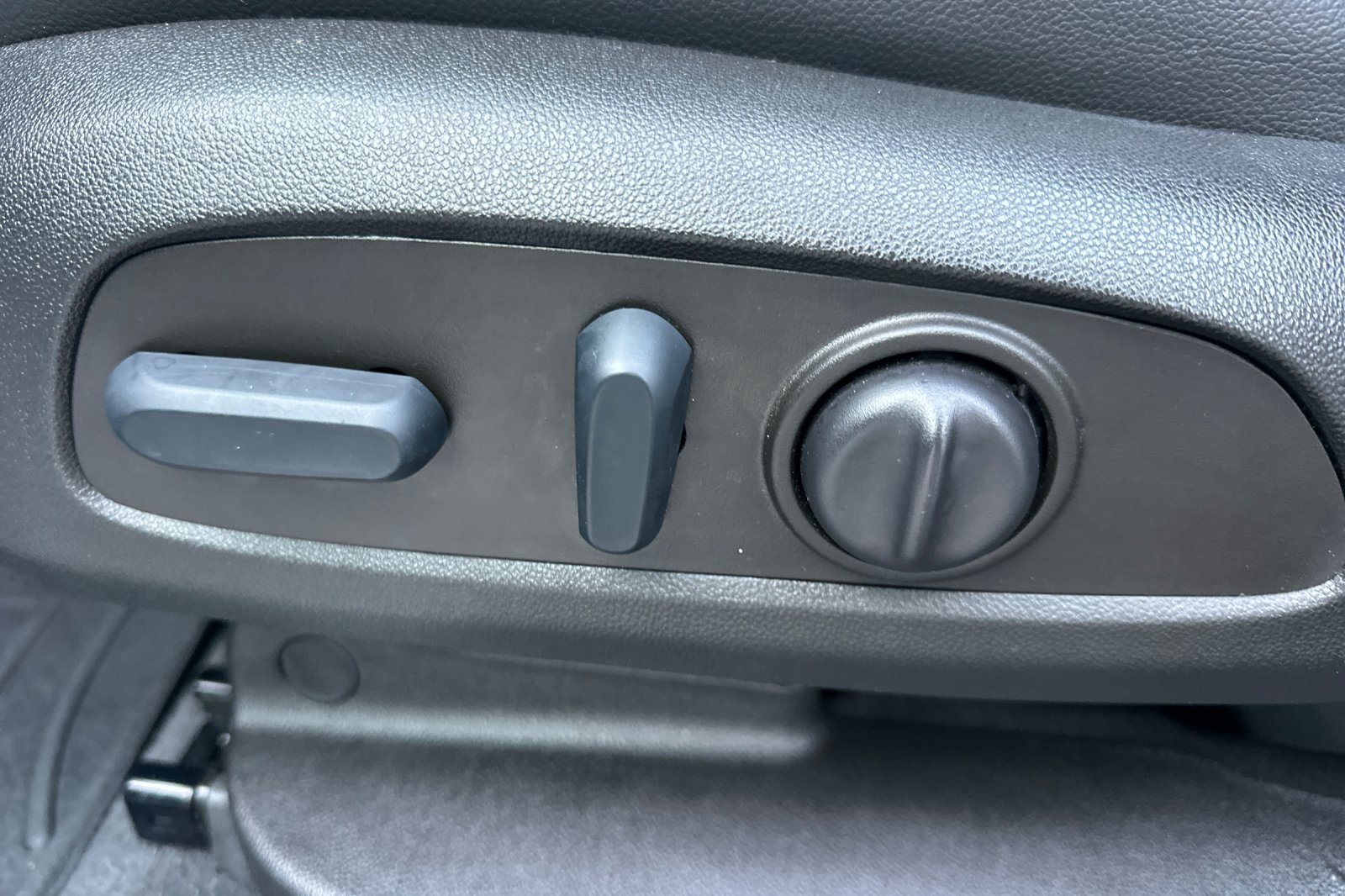 Used 2022 GMC Acadia AT4 w/ Technology Package image 13