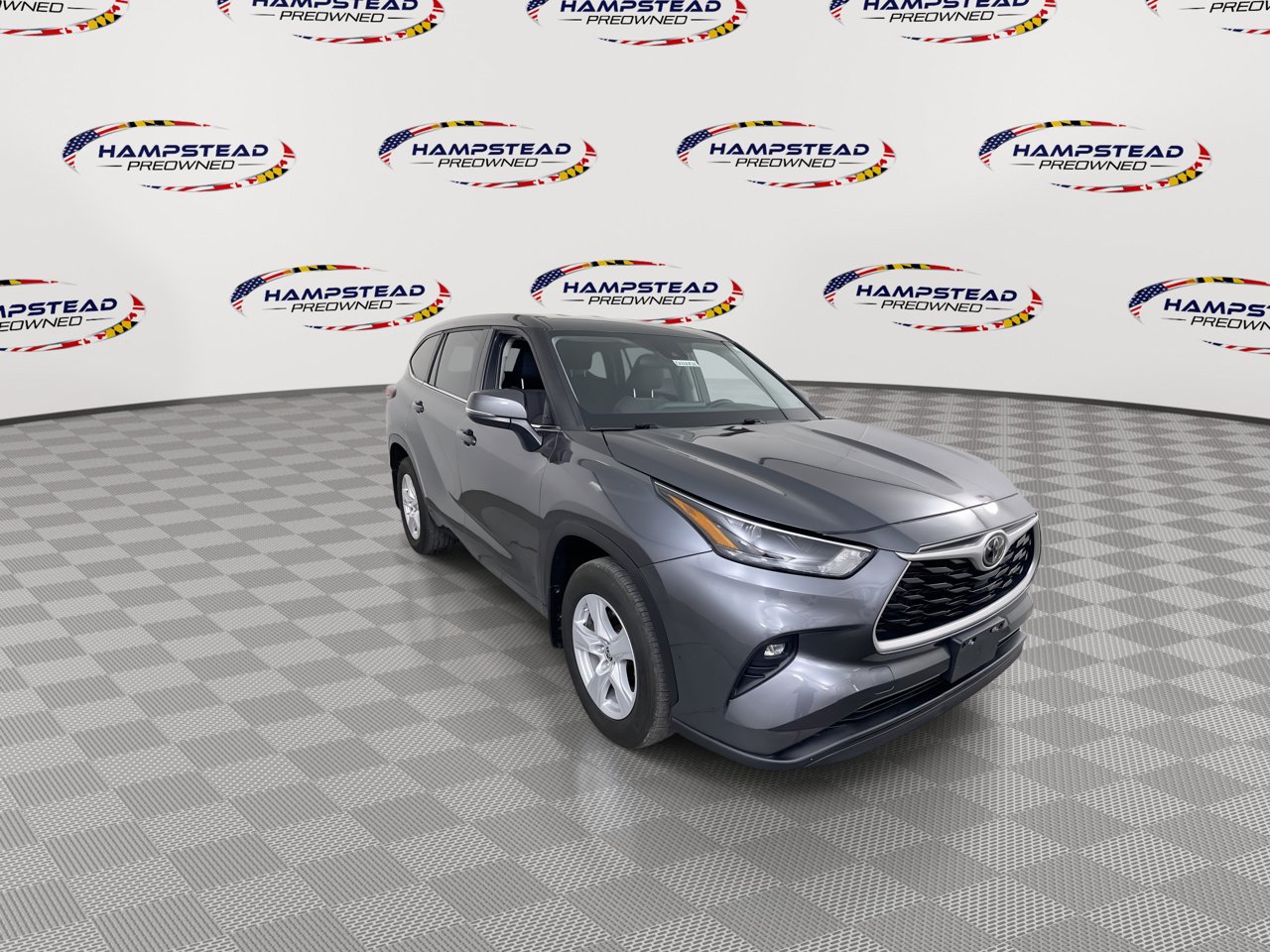 Used 2023 Toyota Highlander LE AWD/4WD image 3