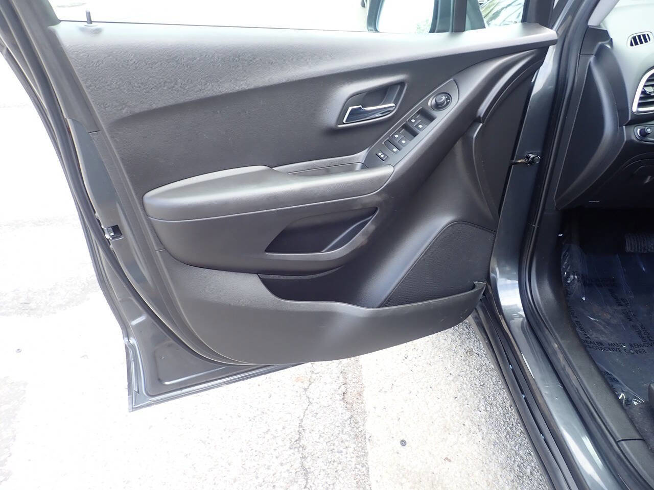 Used 2017 Chevrolet Trax LT w/ LT Convenience Package image 10