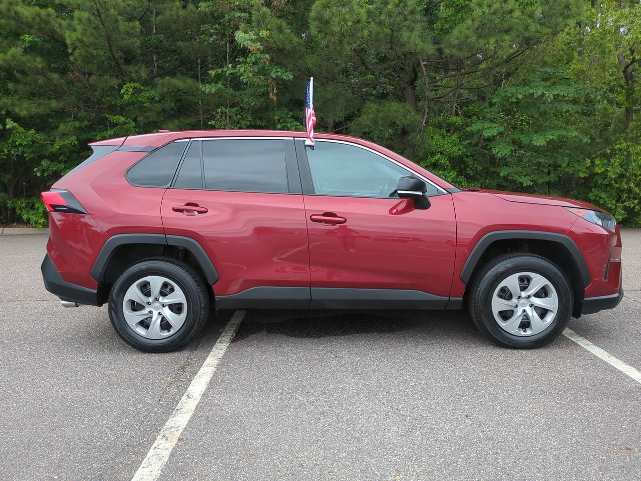 Used 2022 Toyota RAV4 LE FWD image 3