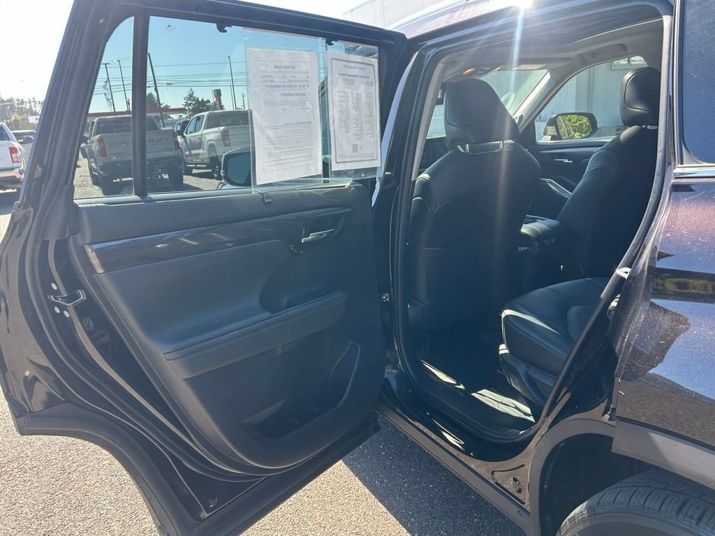 Used 2022 Toyota Highlander Platinum AWD/4WD image 35