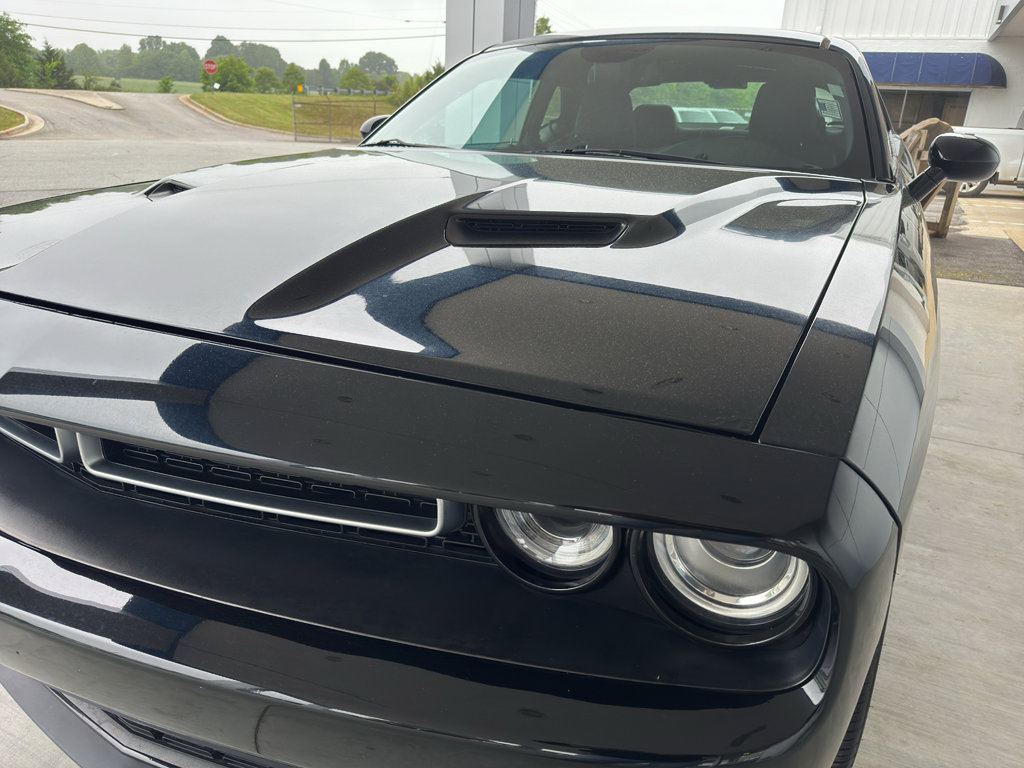 Used 2016 Dodge Challenger SXT RWD image 10