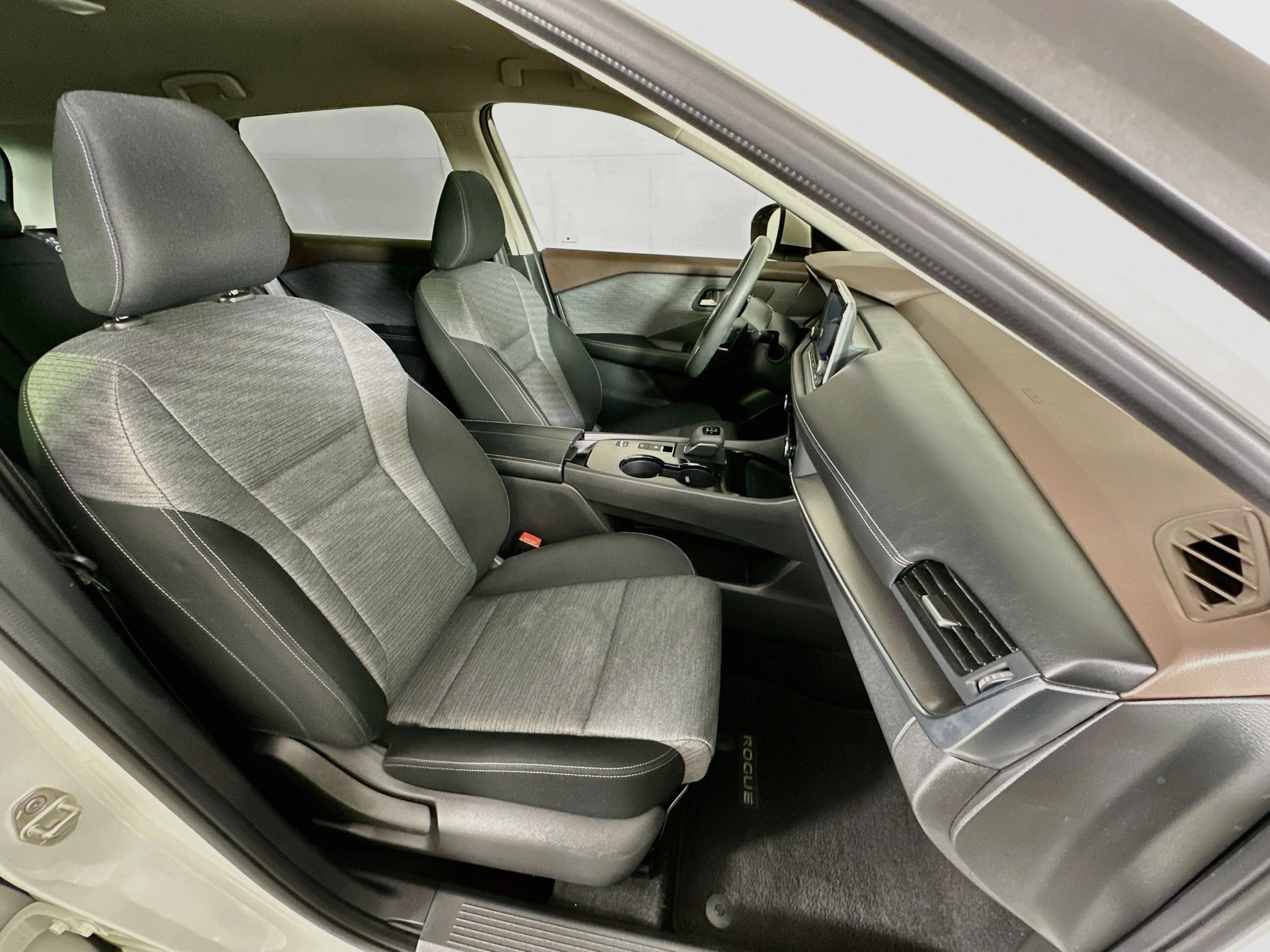 Used 2023 Nissan Rogue SV FWD image 29