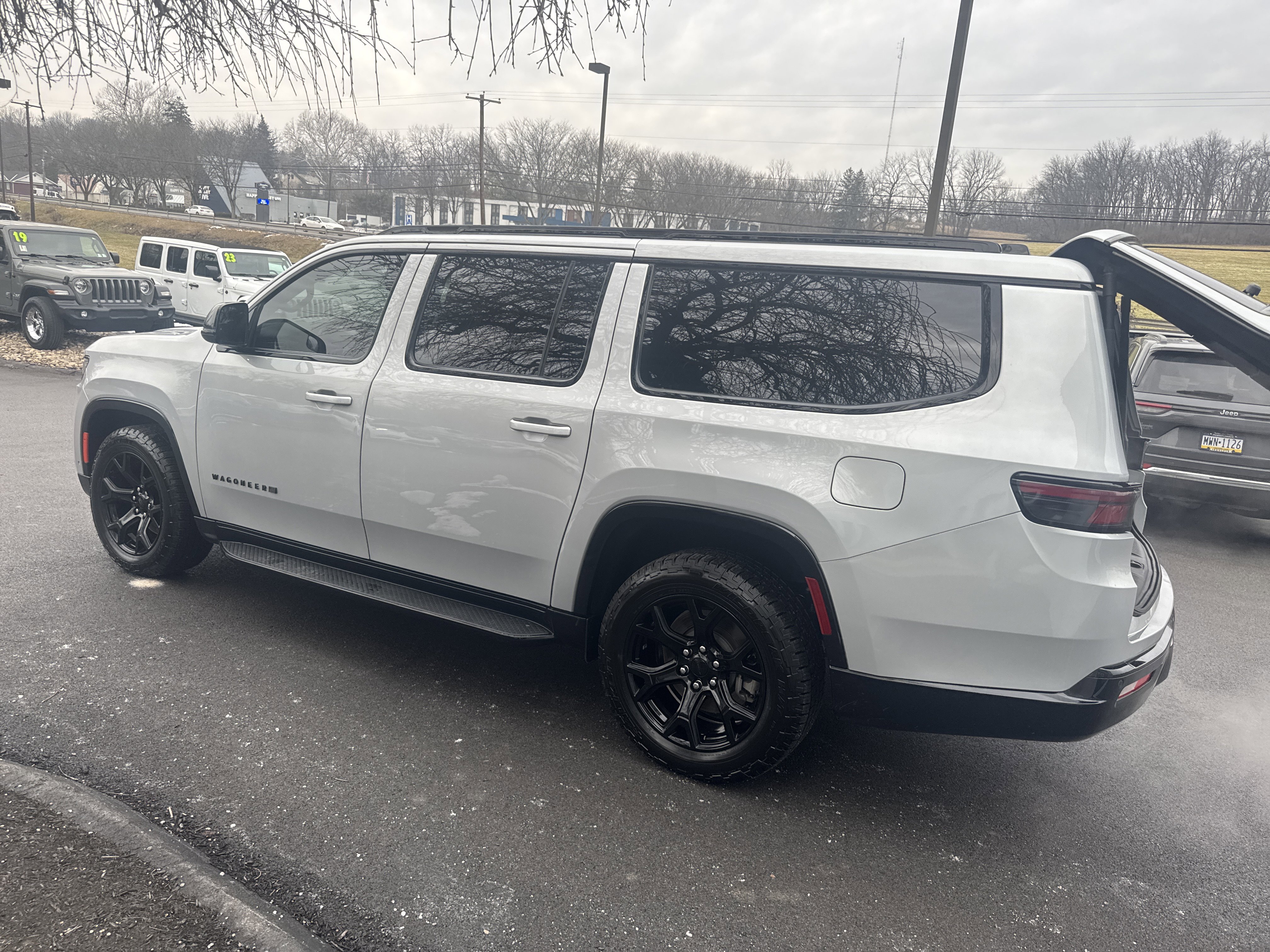 Used 2024 Jeep Wagoneer L Series II image 6