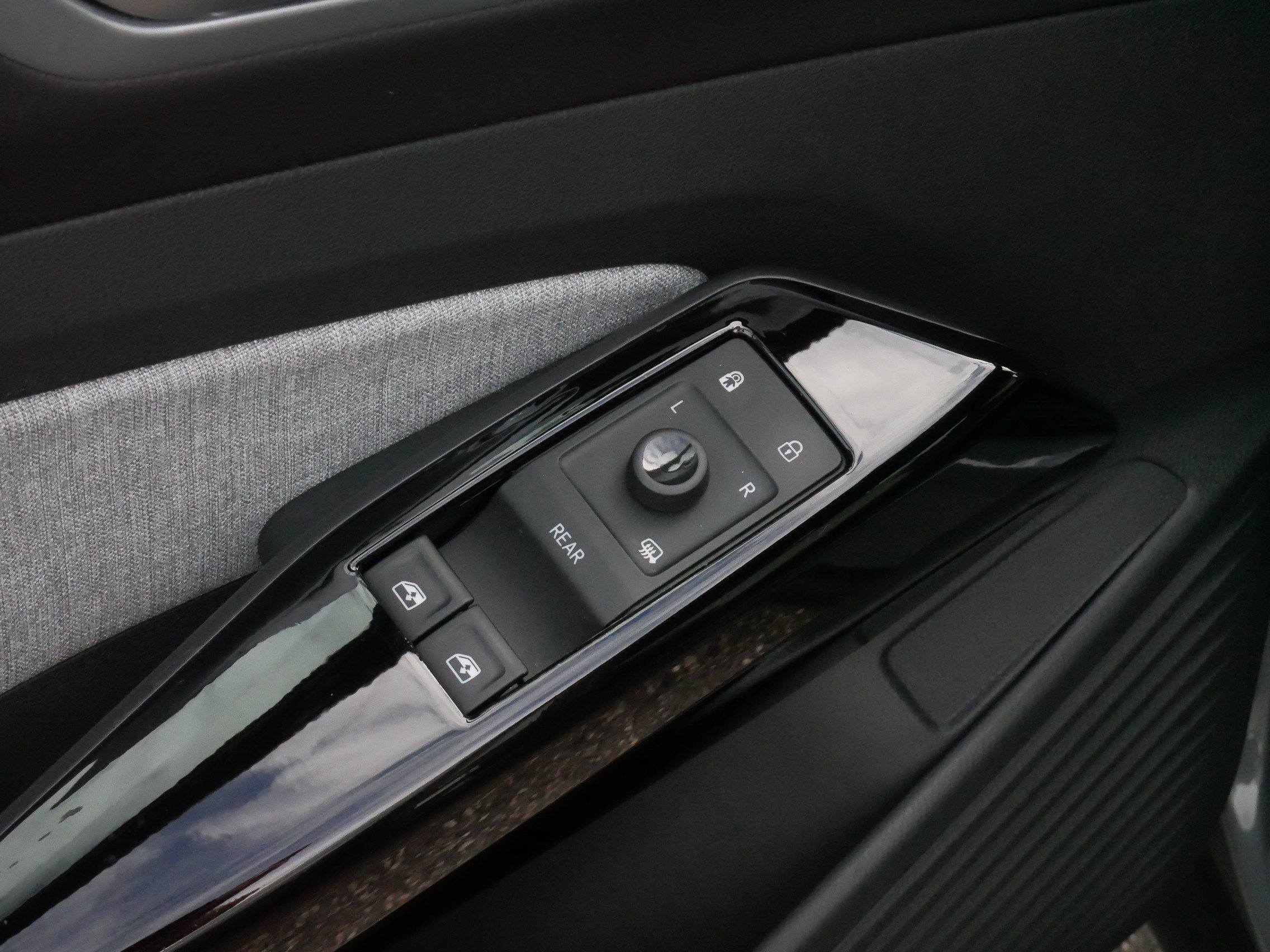 Certified 2023 Volkswagen ID.4 Pro AWD/4WD image 19