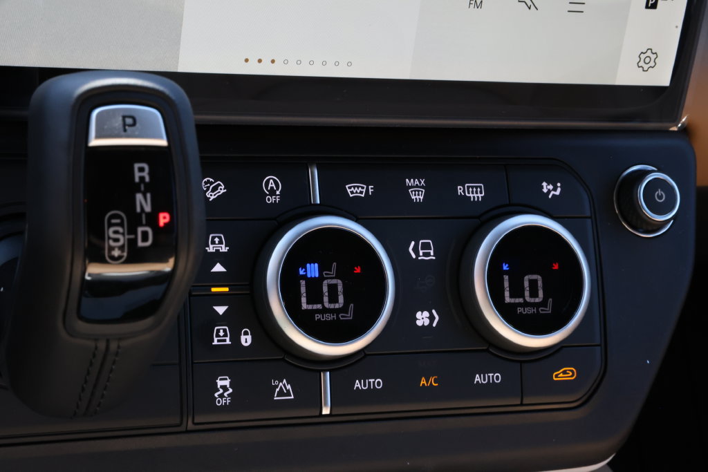 New 2026 Land Rover Defender 110 X-Dynamic SE AWD/4WD image 24