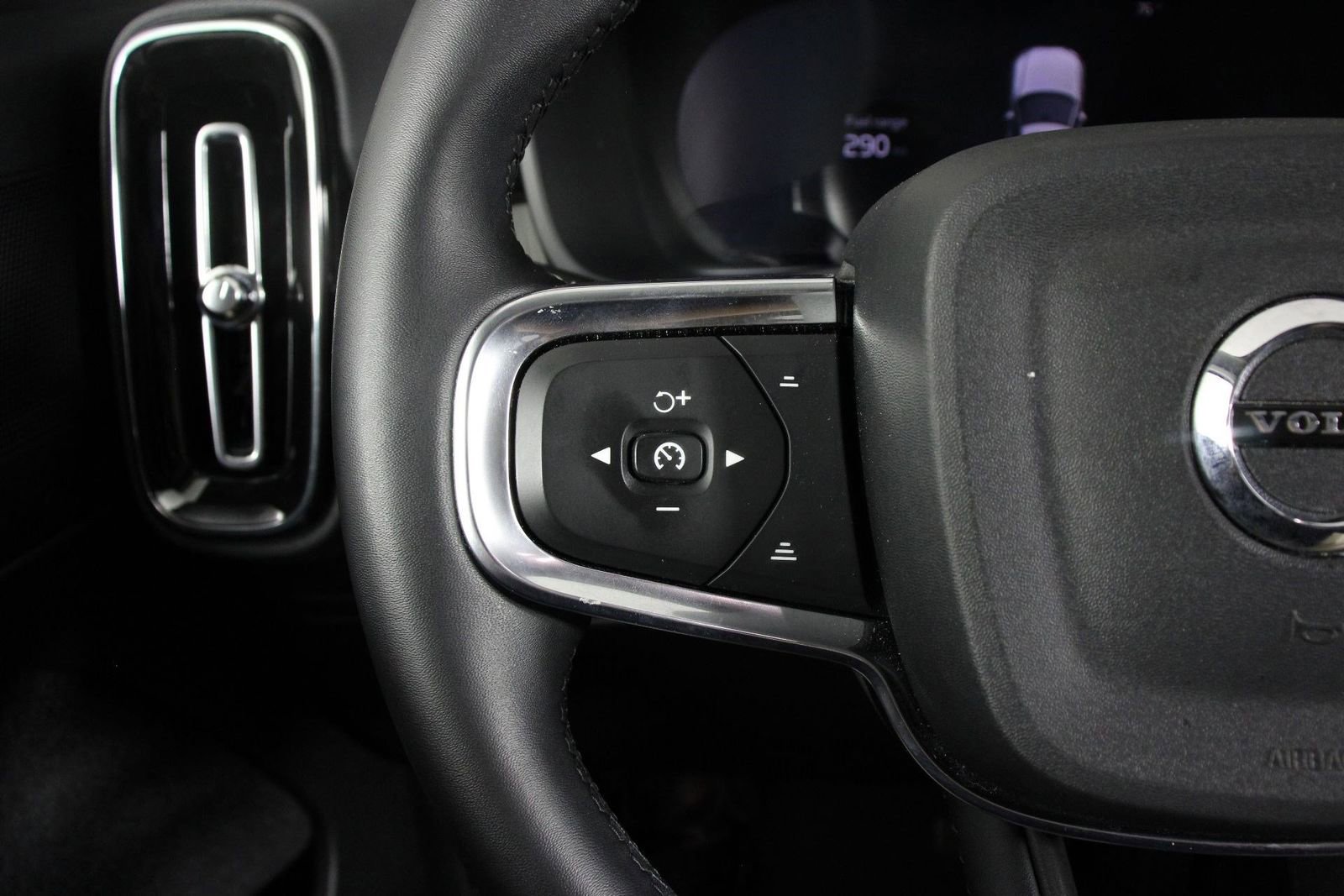 Certified 2025 Volvo XC40 B5 Plus image 10