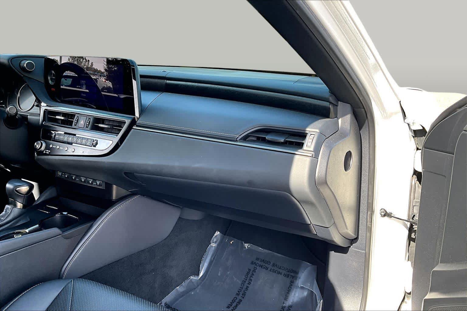 Used 2024 Lexus ES 300h w/ Luxury Package FWD image 18