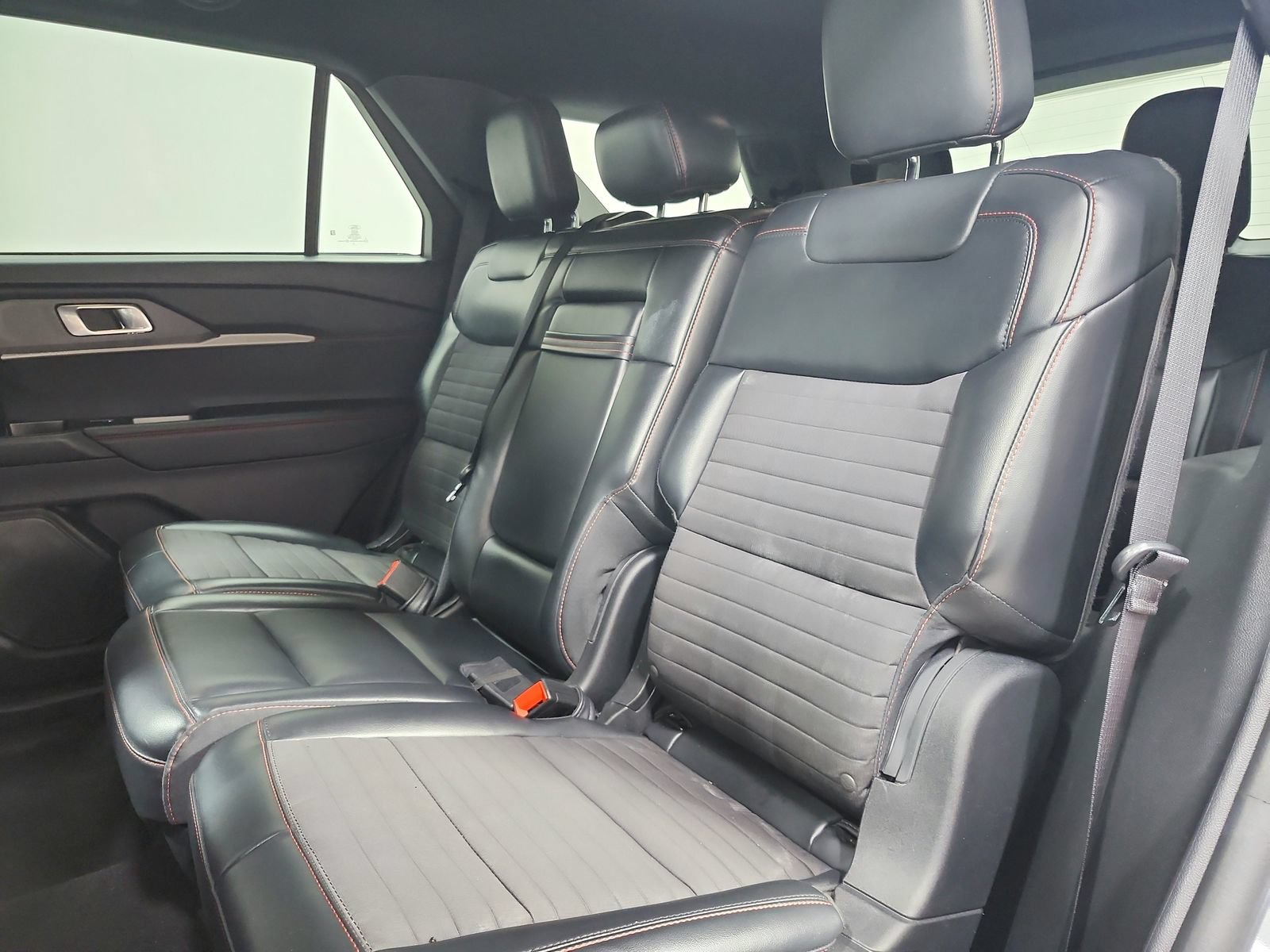 Used 2025 Ford Explorer ST-Line w/ ST-Line Street Pack AWD/4WD image 33