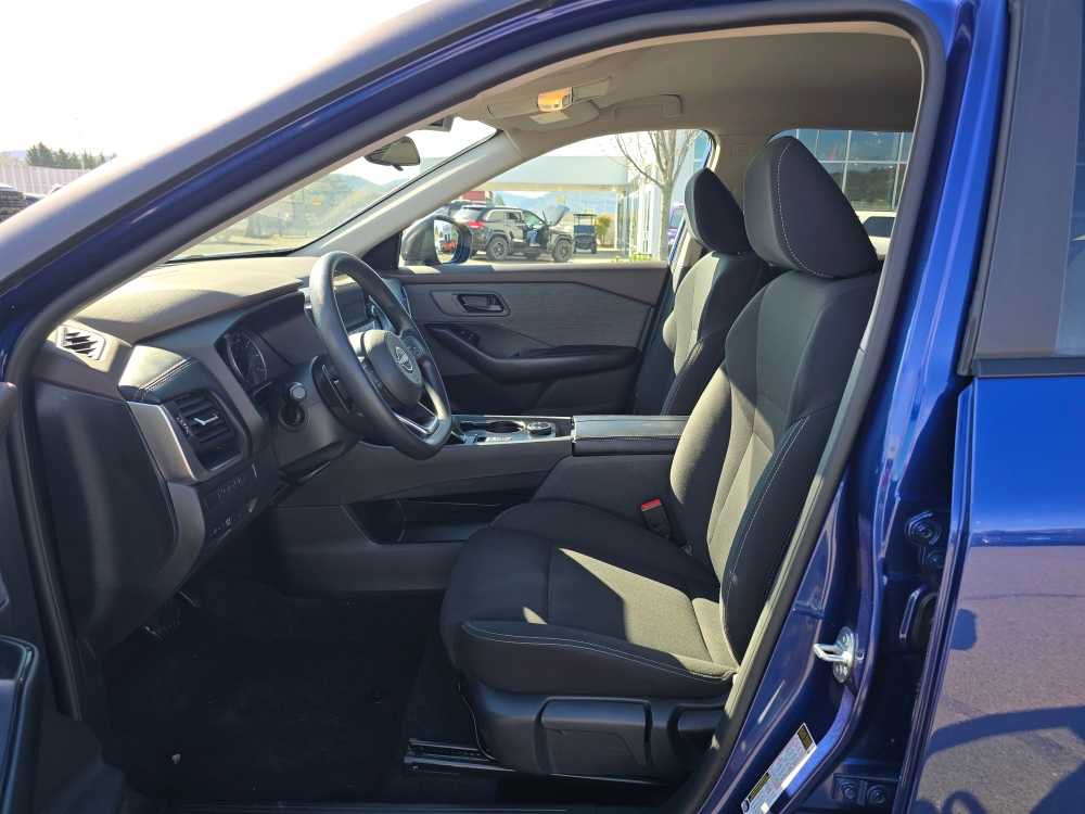 Used 2023 Nissan Rogue S AWD/4WD image 9