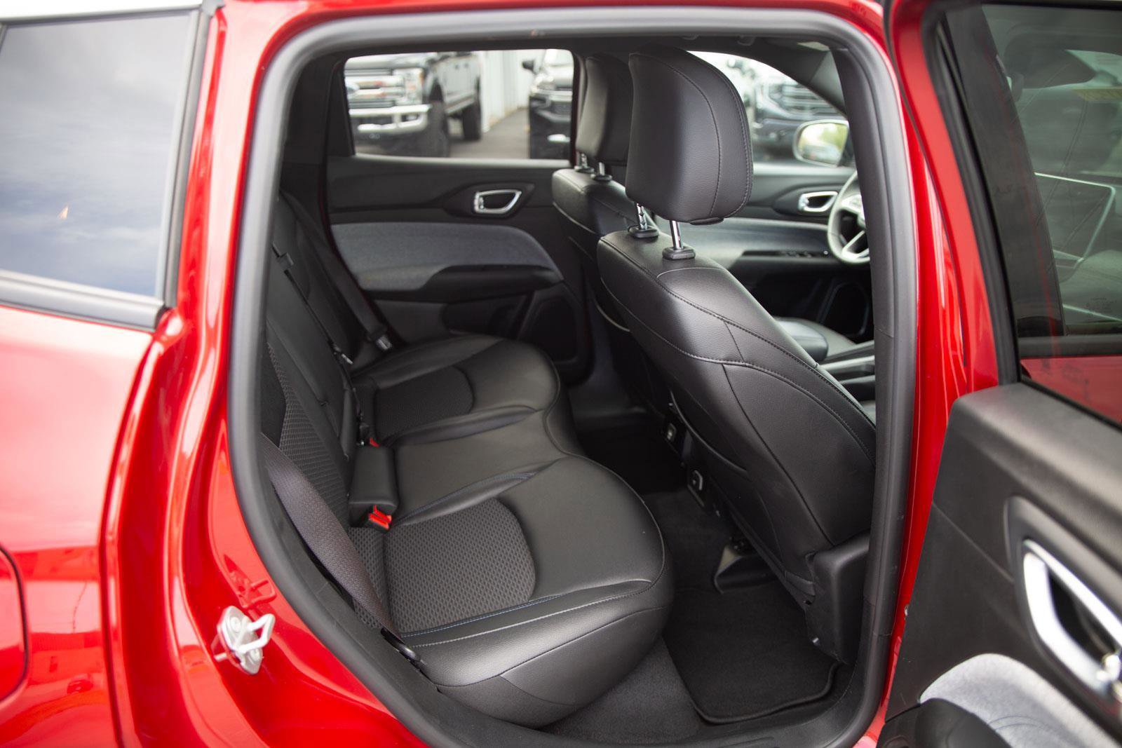 Used 2025 Jeep Compass Latitude AWD/4WD image 22