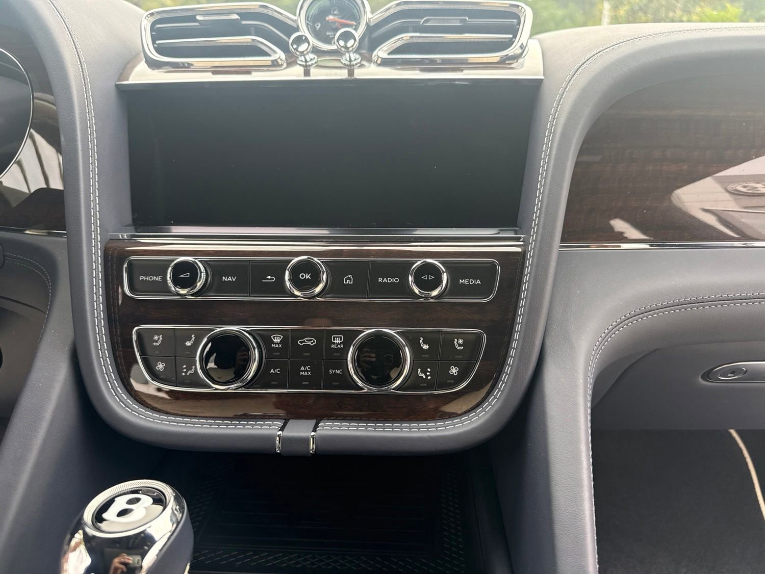 Used 2025 Bentley Bentayga AWD/4WD image 18