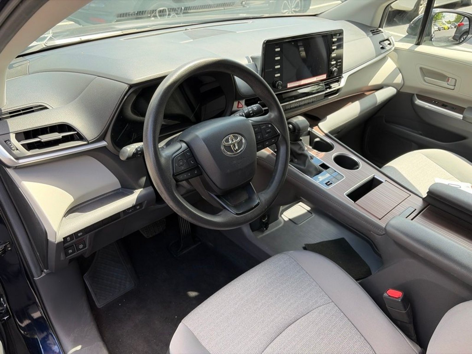 Used 2024 Toyota Sienna LE AWD/4WD image 16