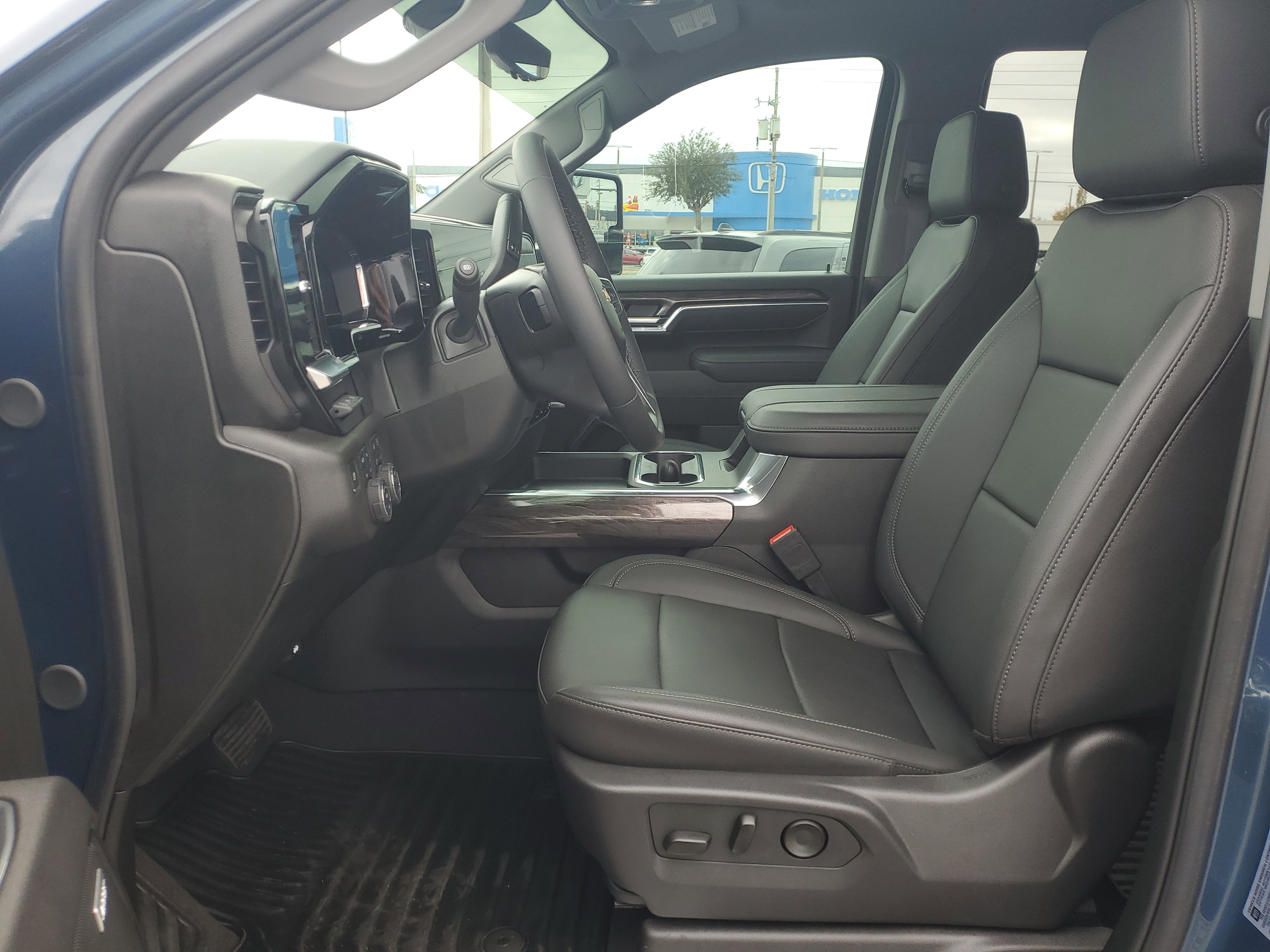 Used 2025 Chevrolet Silverado 2500 LTZ w/ LTZ Premium Package image 12