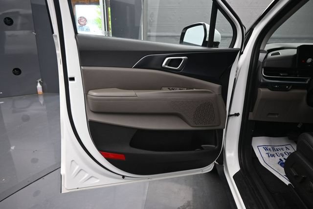 Used 2025 Kia Carnival FWD image 11