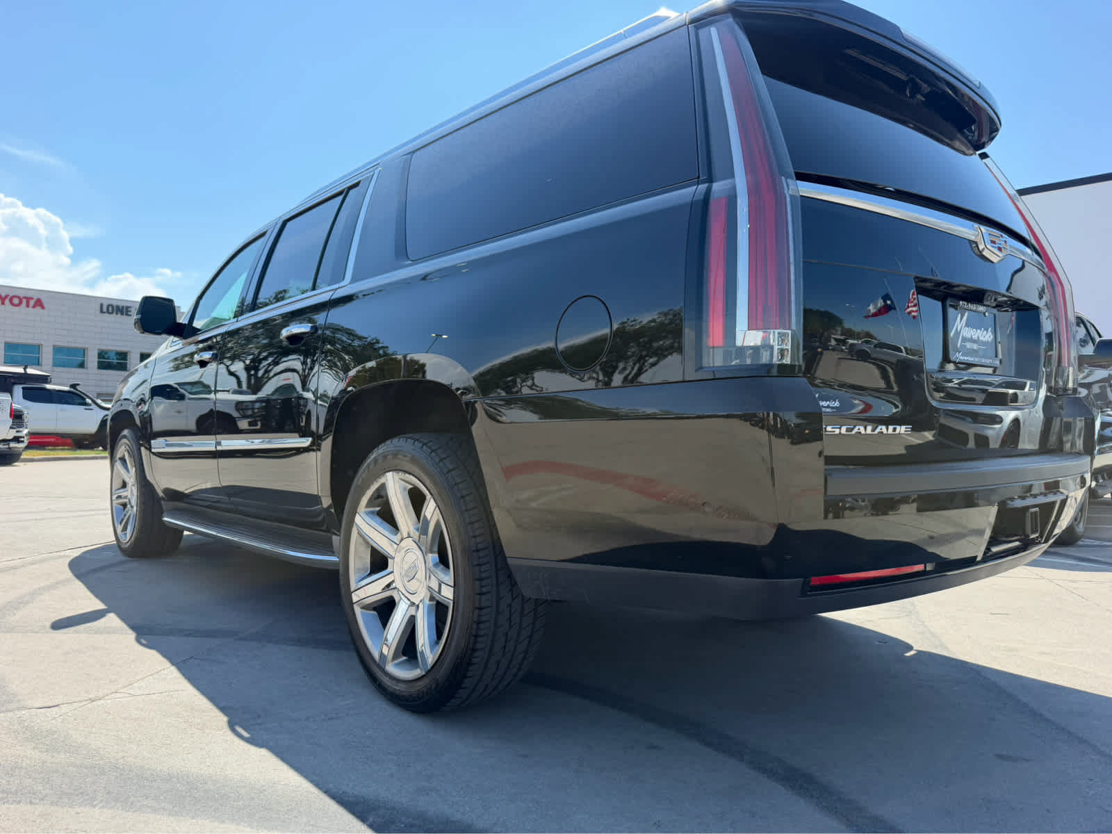 Used 2017 Cadillac Escalade ESV Luxury AWD/4WD image 11