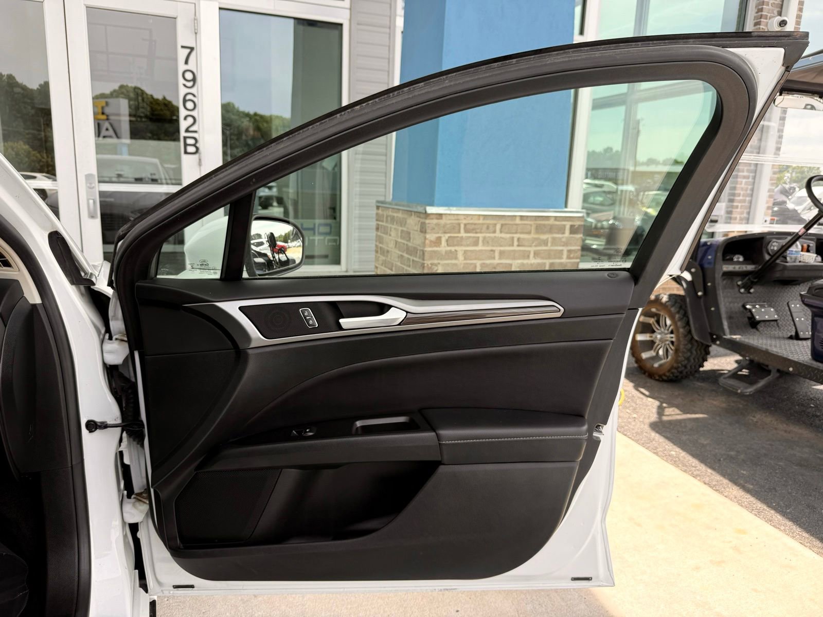 Used 2018 Ford Fusion SE w/ Equipment Group 602A FWD image 18