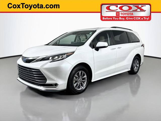 Certified 2023 Toyota Sienna XLE FWD image 1