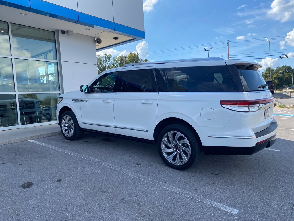 Used 2024 Lincoln Navigator L Reserve AWD/4WD image 7