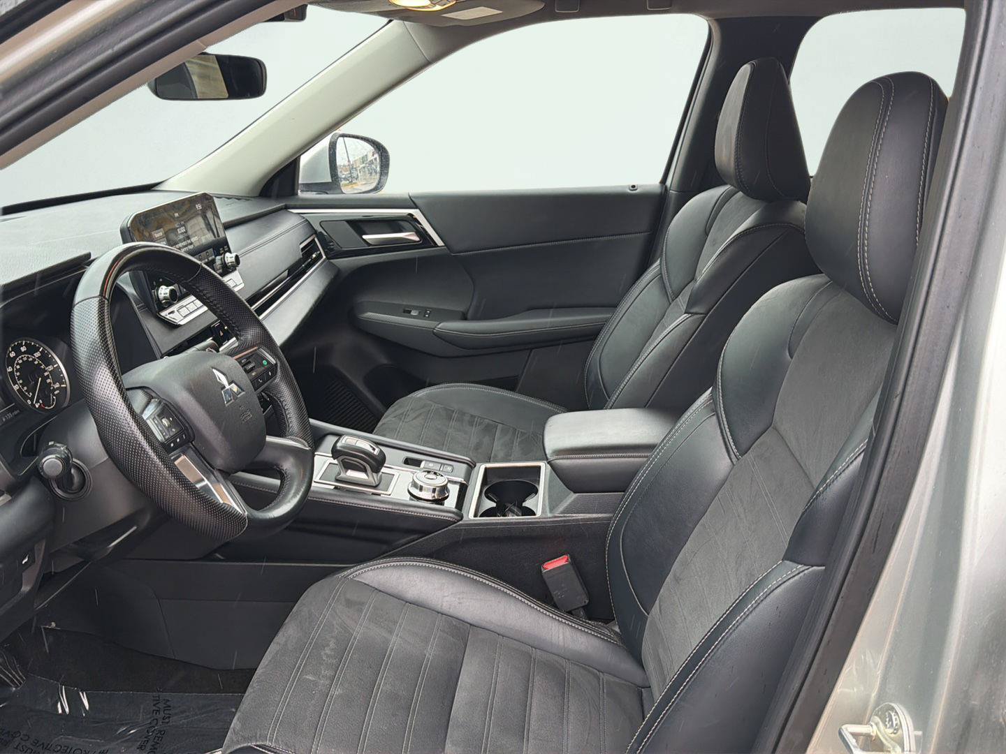 Used 2024 Mitsubishi Outlander SE FWD image 2