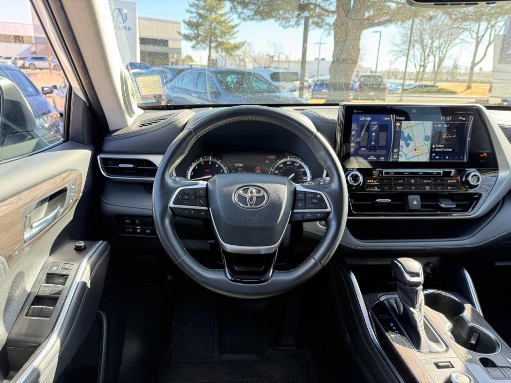 Used 2022 Toyota Highlander Platinum AWD/4WD image 2