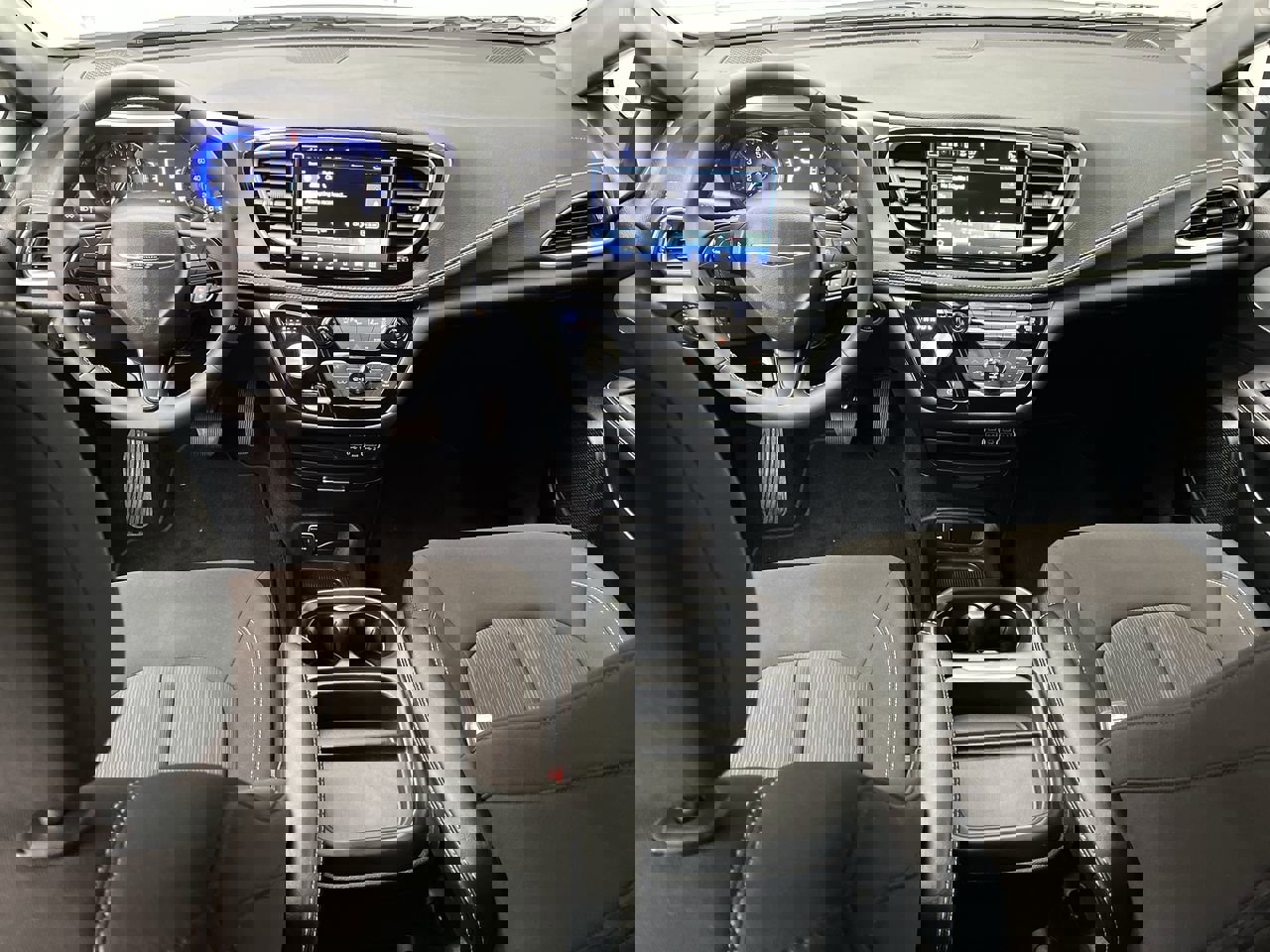 Used 2023 Chrysler Pacifica Touring image 4