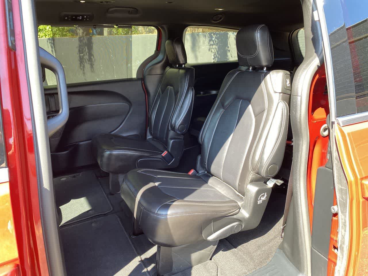 Used 2025 Chrysler Pacifica Select FWD image 16