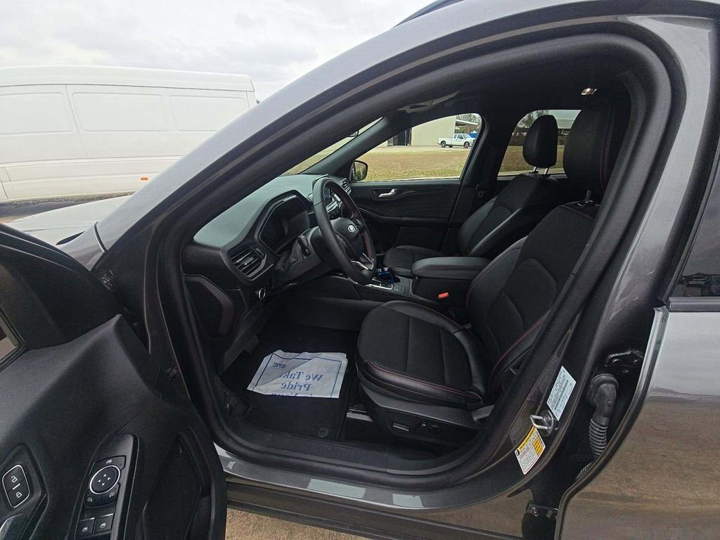 Used 2025 Ford Escape ST-Line image 4