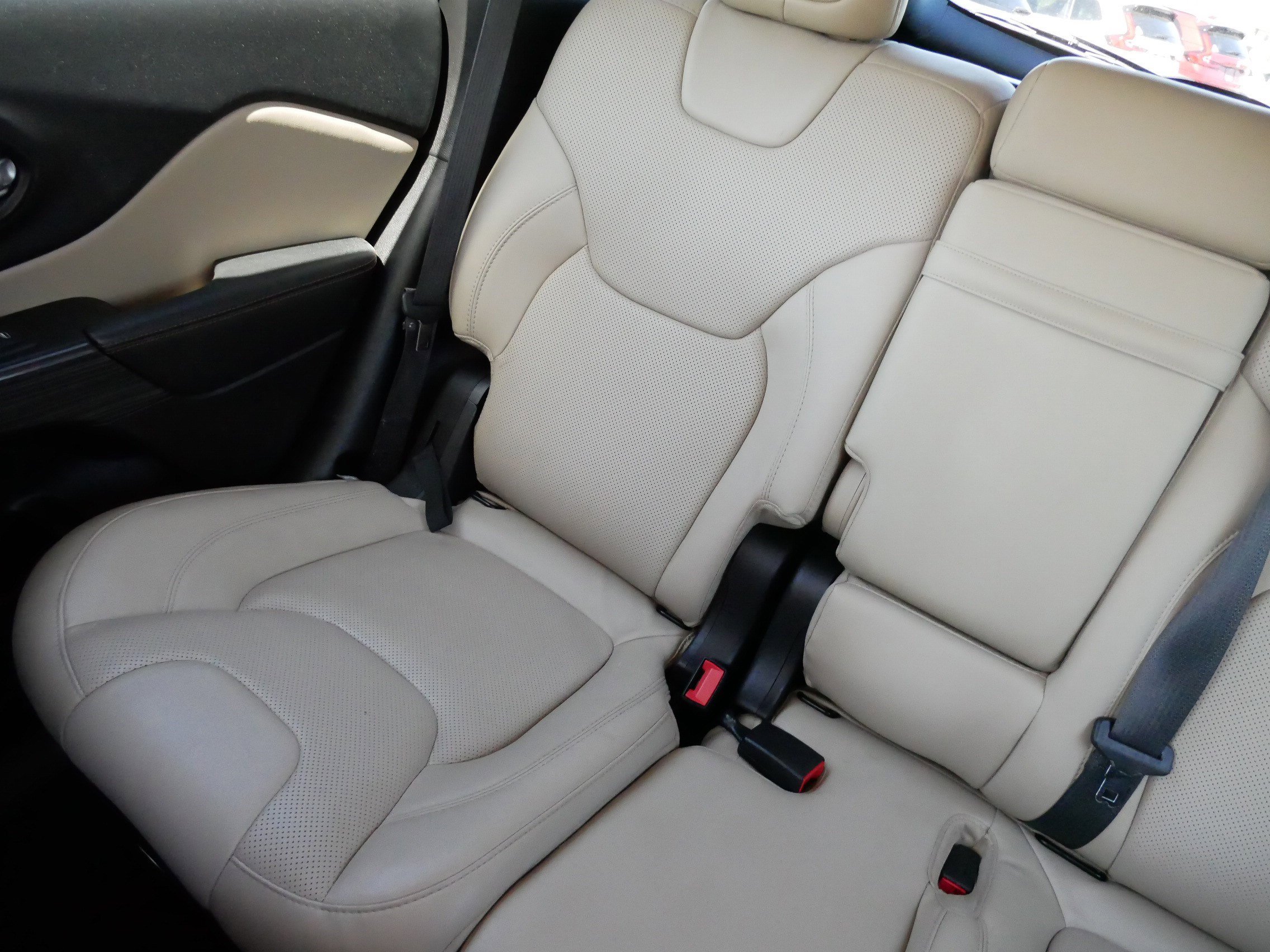Used 2015 Jeep Cherokee Limited w/ Luxury Group AWD/4WD image 12