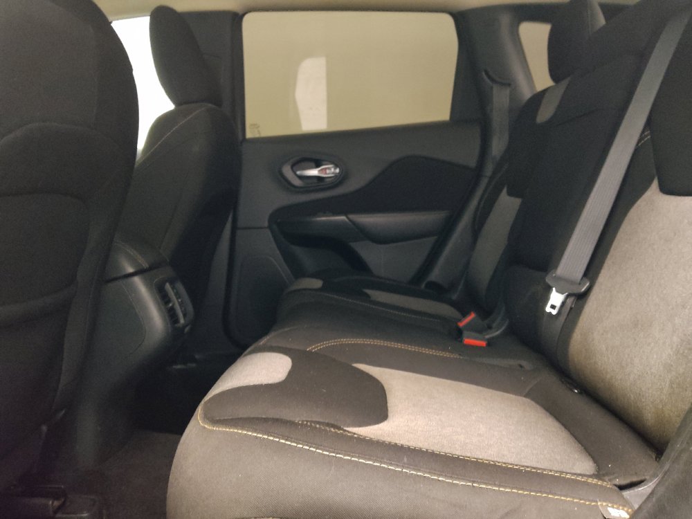 Used 2016 Jeep Cherokee Sport FWD image 18