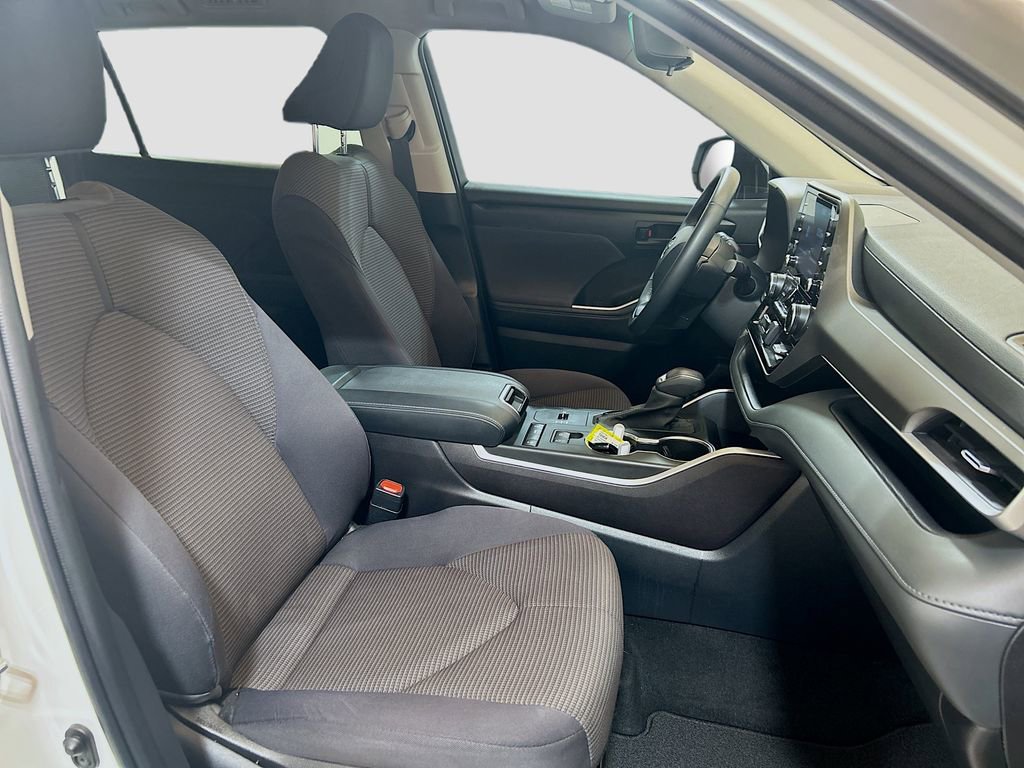 Used 2022 Toyota Highlander LE FWD image 25