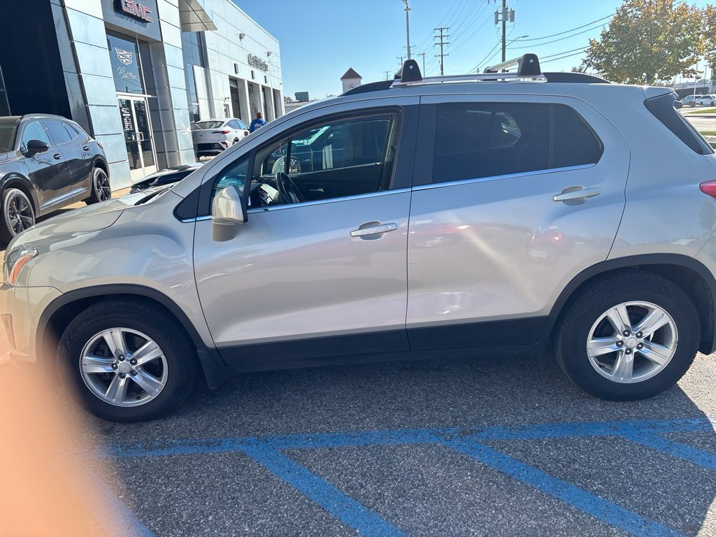 Used 2016 Chevrolet Trax LT w/ LT Sun and Sound Package FWD image 2