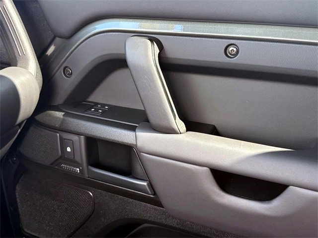 Used 2025 Land Rover Defender 110 image 19