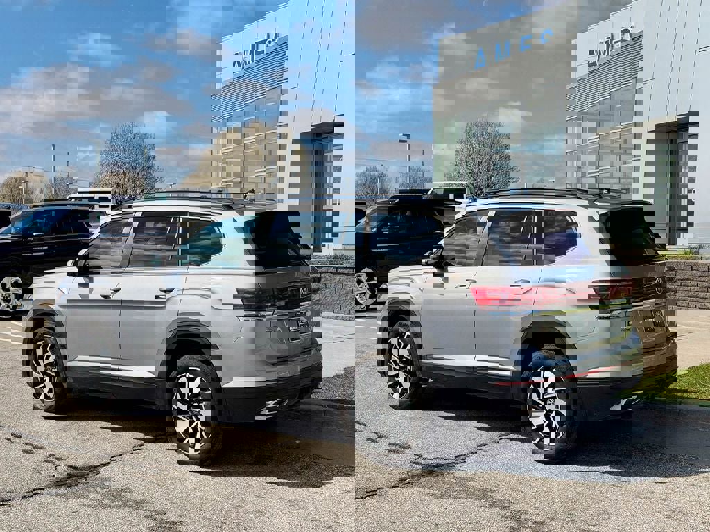 Used 2025 Volkswagen Atlas SE image 4