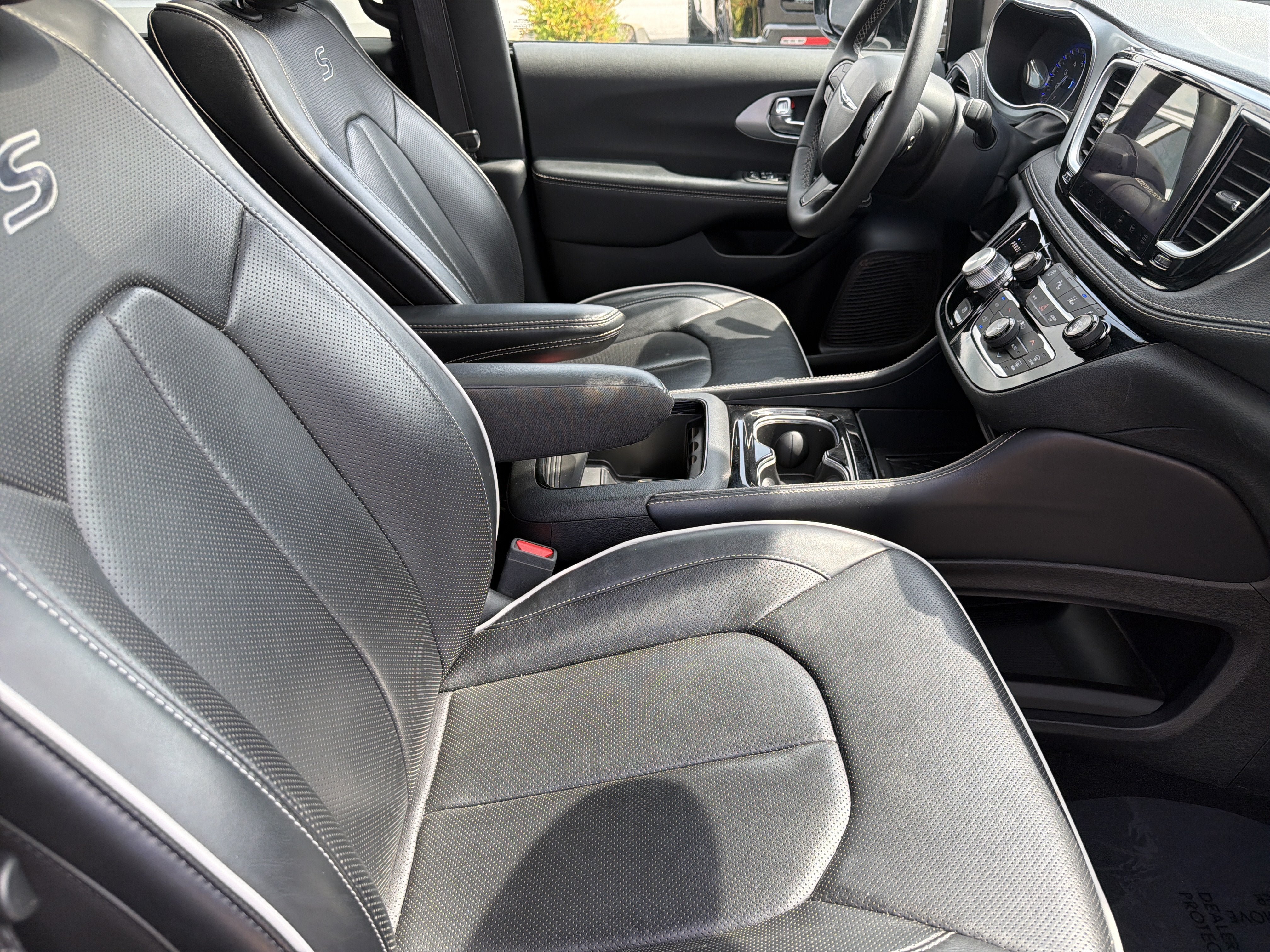 Used 2025 Chrysler Pacifica Limited FWD image 31