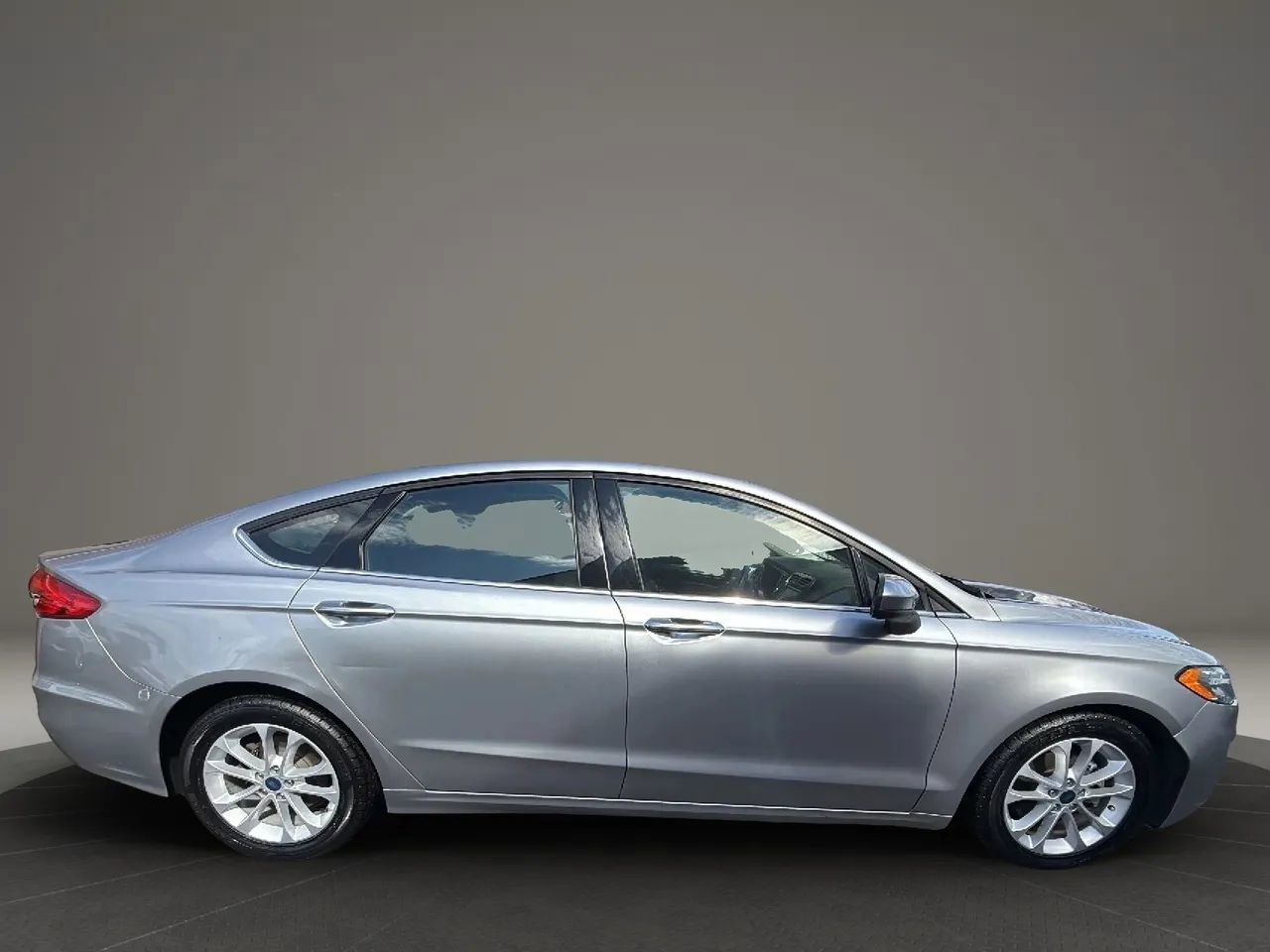 Used 2020 Ford Fusion SE image 4