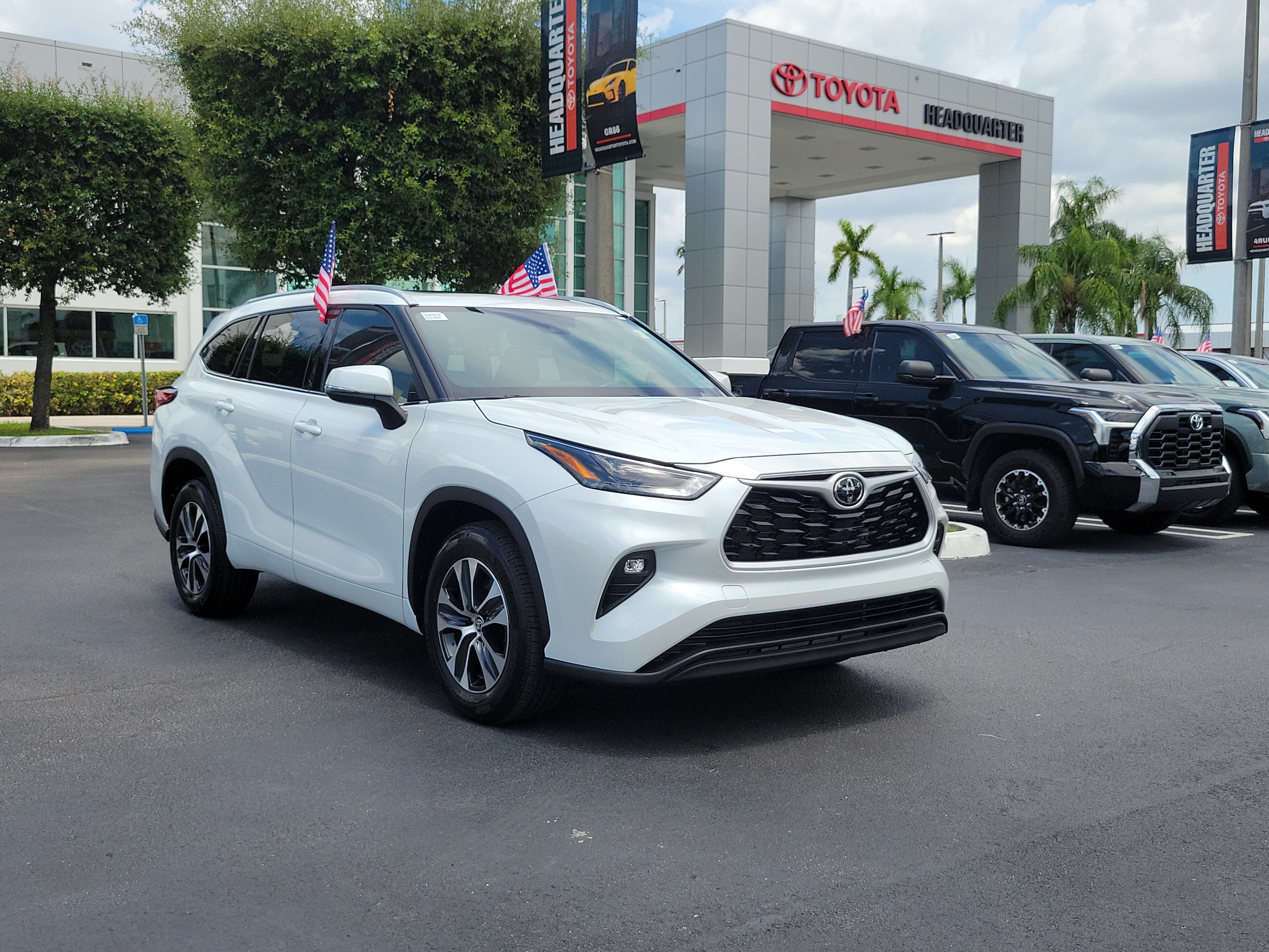 Used 2022 Toyota Highlander XLE FWD image 2
