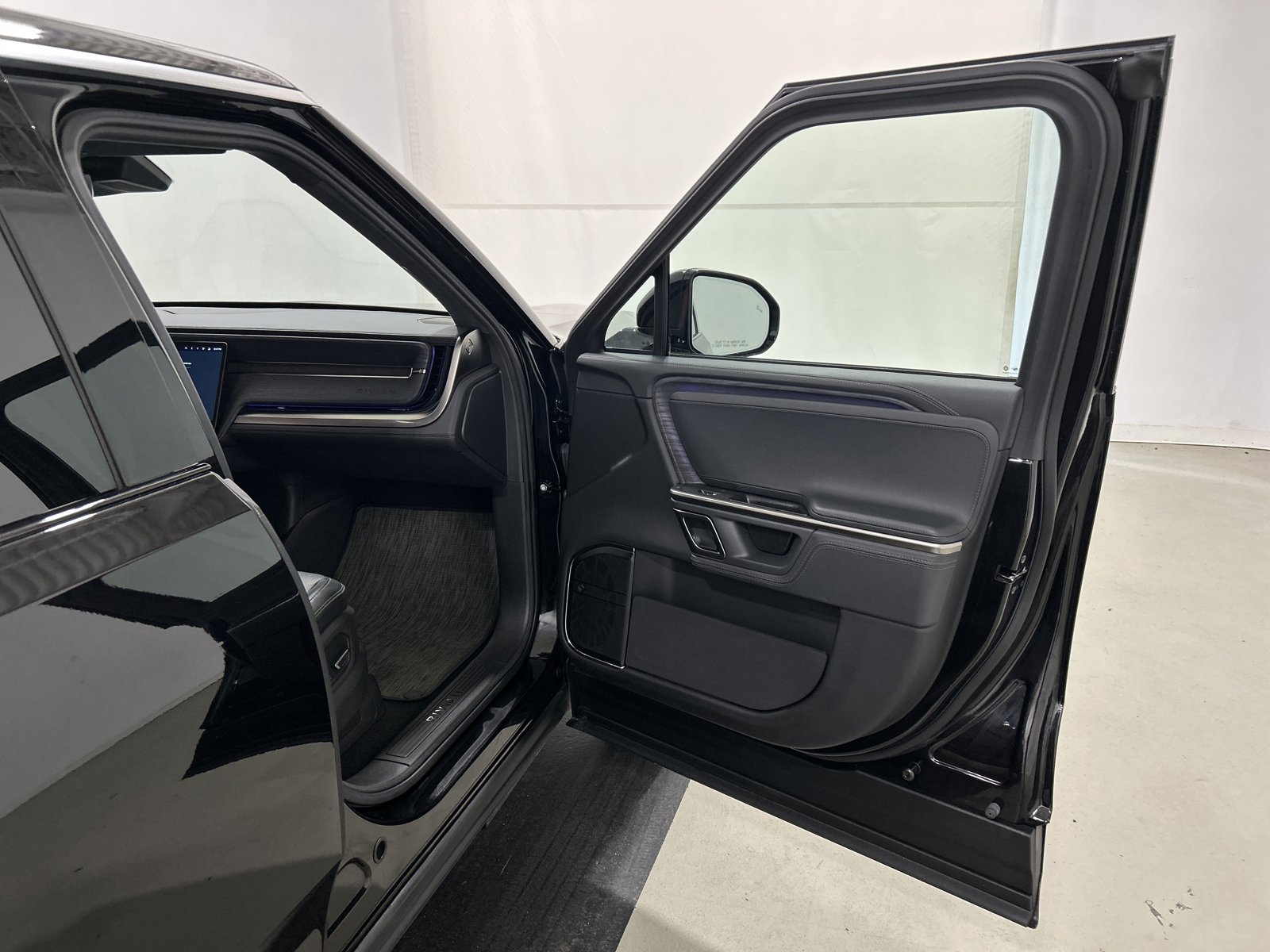 Used 2024 Rivian R1S Adventure AWD/4WD image 18
