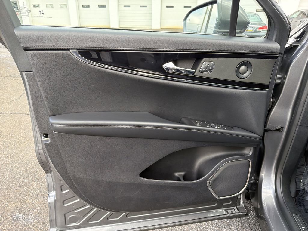 Certified 2021 Lincoln Nautilus Reserve w/ Cargo Utility Package image 10