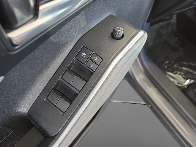 Used 2021 Toyota Highlander XLE FWD image 25