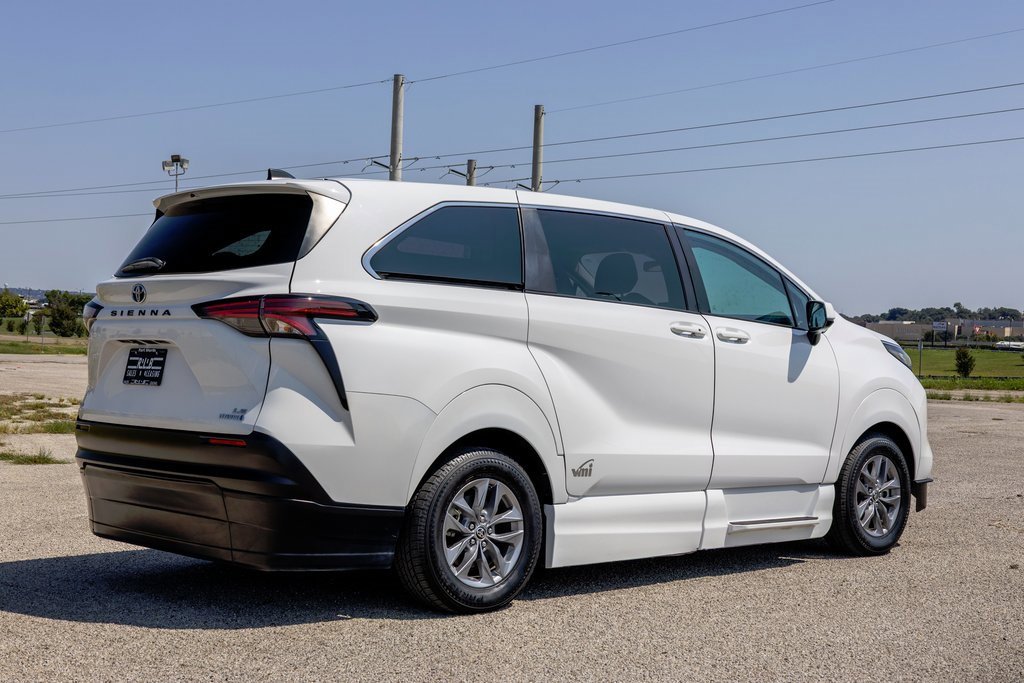 Used 2022 Toyota Sienna LE image 7