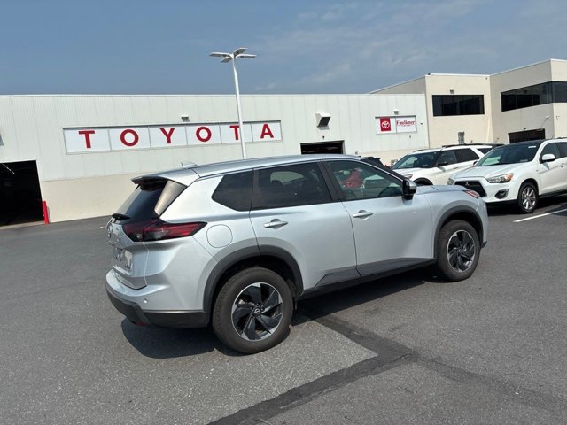 Used 2024 Nissan Rogue SV AWD/4WD image 7