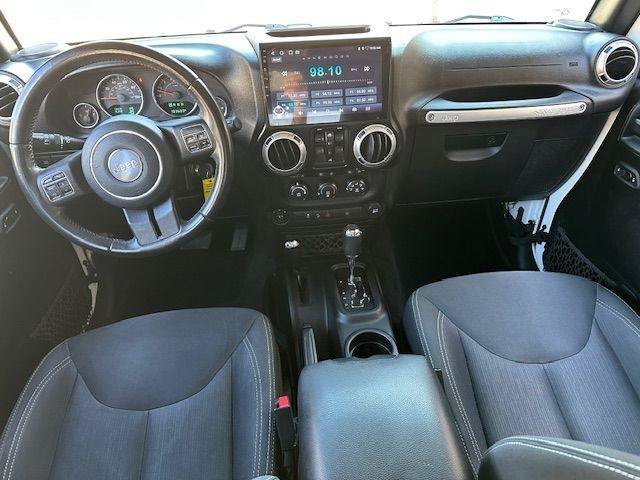 Used 2016 Jeep Wrangler Unlimited Rubicon w/ Connectivity Group AWD/4WD image 19